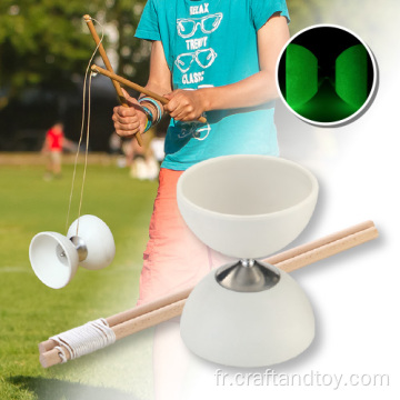 Diabolo Glow dans les bâtons en bois sombres